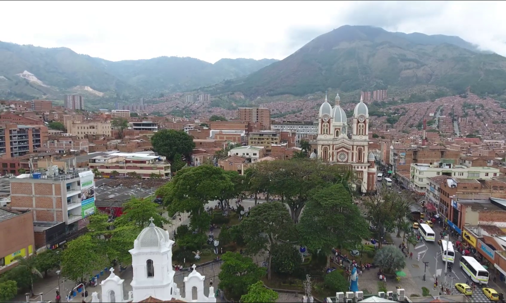 Vista panorámica del centro de Bello con el parque principal y la iglesia.