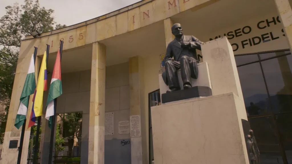 Casa Museo Marco Fidel Suárez en Bello, con la estatua del expresidente y las banderas en la entrada.